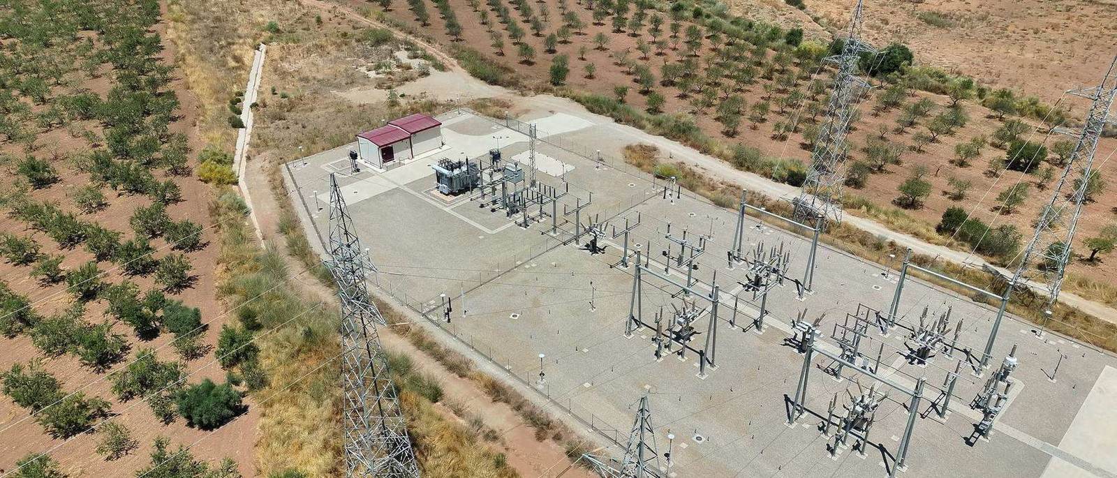 Vista aérea con dron de una subestación eléctrica y torres de alta tensión inspeccionadas por DC Aerial Solutions