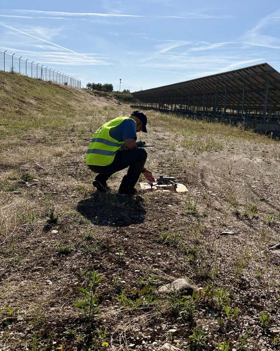 Daniel Cegarra Torregrosa, fundador y piloto certificado de DC Aerial Solutions, revisando el dron antes de una inspección termográfica en una planta fotovoltaica