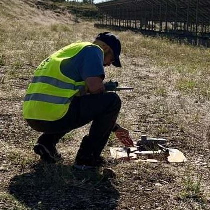 Daniel Cegarra, piloto de dron certificado STS-01 y STS-02, preparando el dron térmico junto a una planta solar
