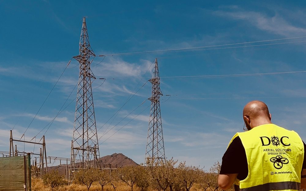 Daniel Cegarra, piloto certificado de DC Aerial Solutions, volando el dron en una inspección de líneas de alta tensión y subestación
