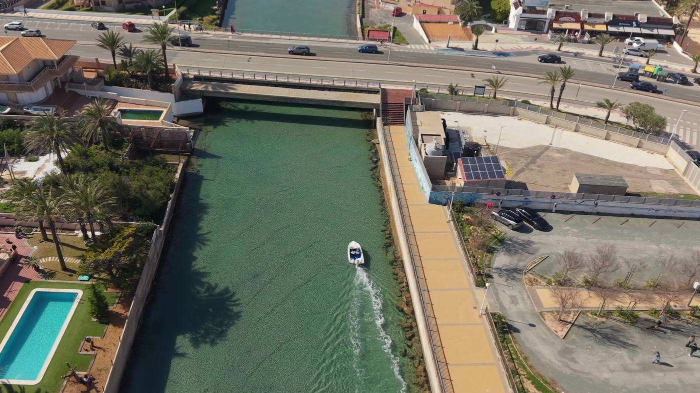 Plano aéreo cenital de un canal de la Costa Blanca grabado con dron en 4K