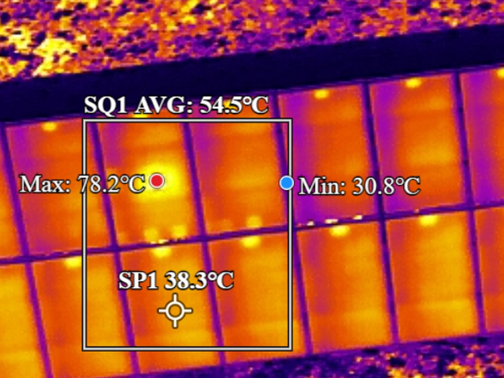 El mismo módulo fotovoltaico con cámara térmica radiométrica: la célula dañada alcanza 78,2 °C frente a los 38,3 °C del módulo sano