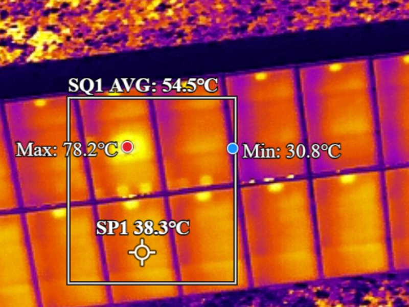 Imagen térmica radiométrica de un módulo fotovoltaico con un punto caliente de 78,2 grados detectado con dron